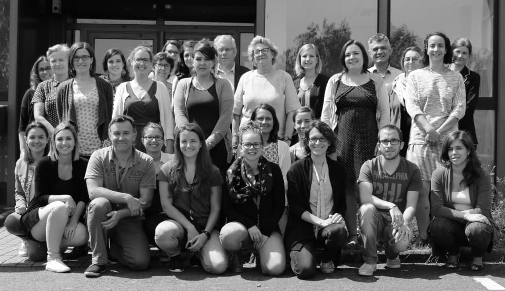 Photo de groupe de l'équipe Eurosafe devant le laboratoire